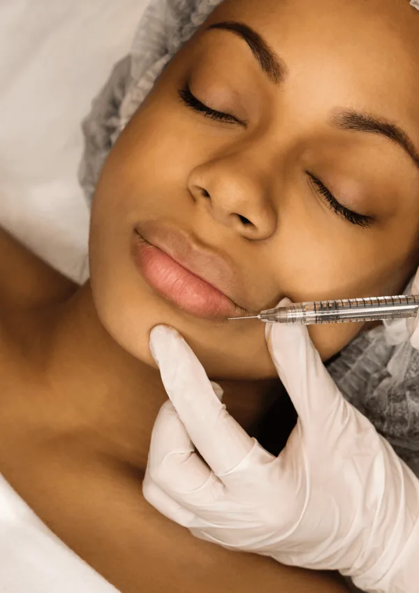 Injection d’acide hyaluronique dans le visage, médecine esthétique