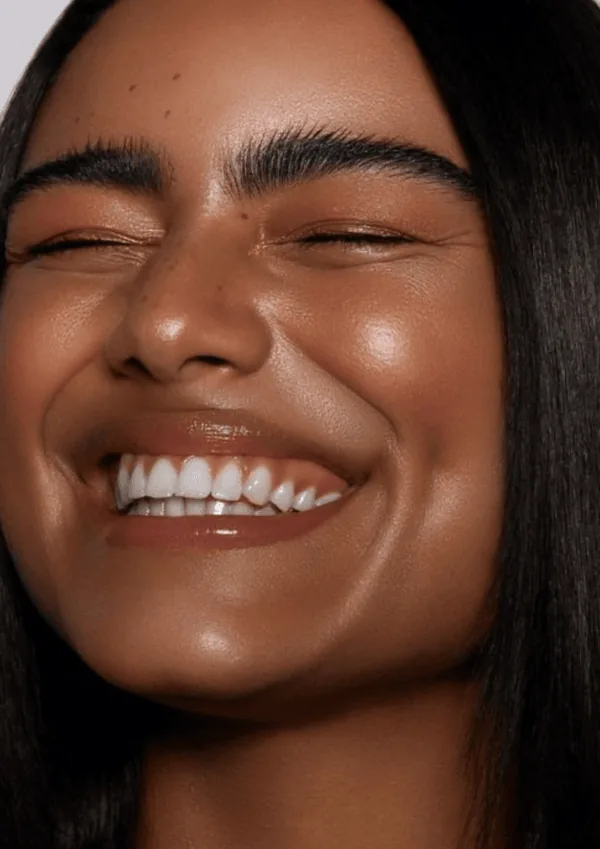 Visage souriant d’une femme, chirurgie esthétique de la face