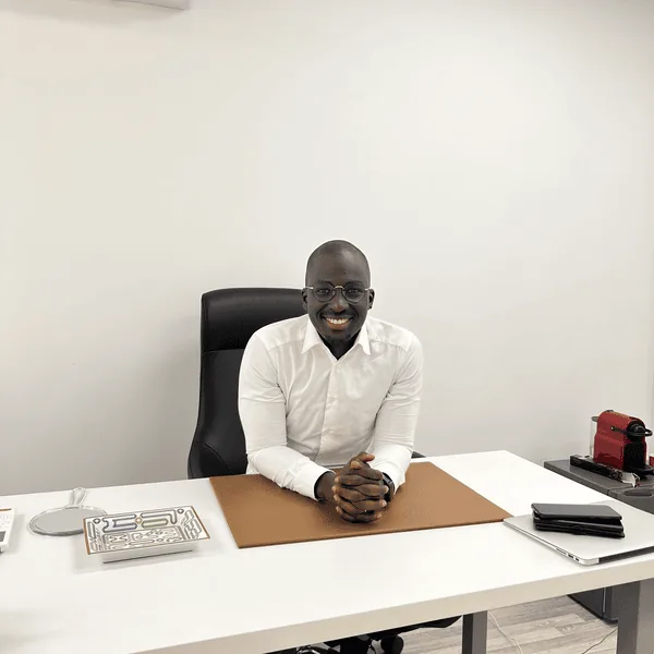 Le Dr Cheick Diakité à son bureau du Cabinet Médical ANCELY