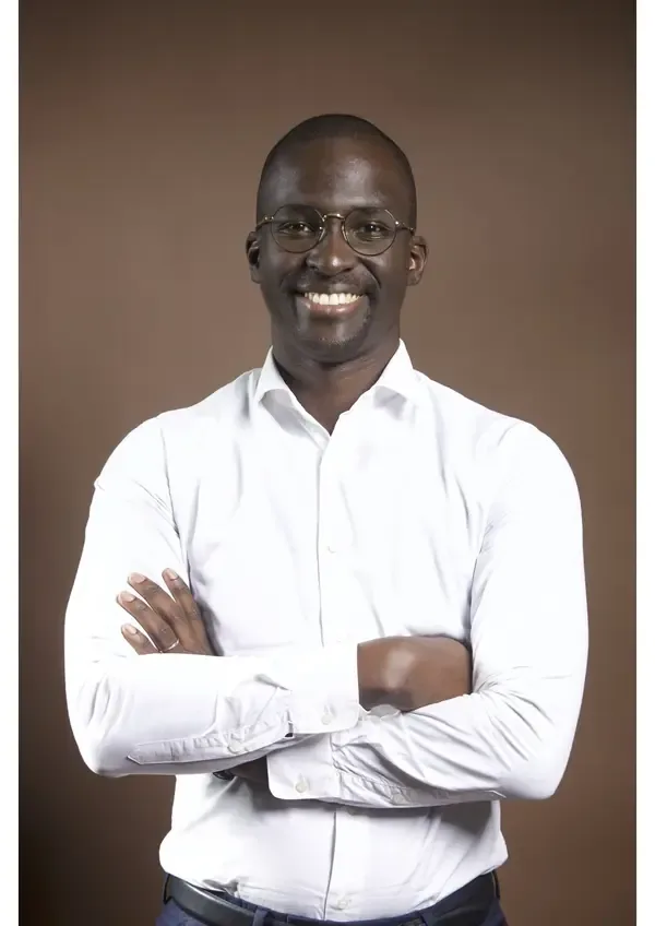 Portrait du Dr Cheick Diakité, chirurgien esthétique à Abidjan